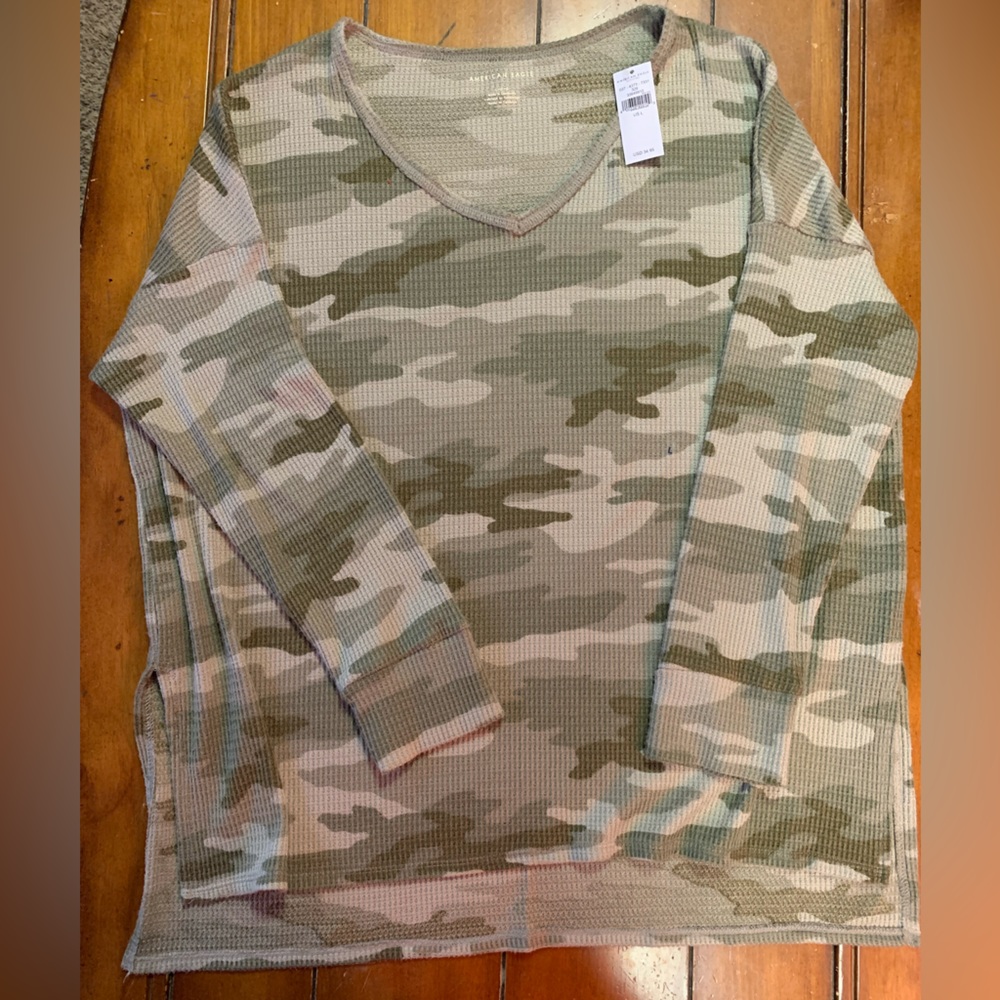 American Eagle women’s long sleeve camo shirt, NWT